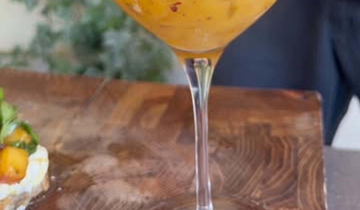 Crostone pesche e caprino con cocktail