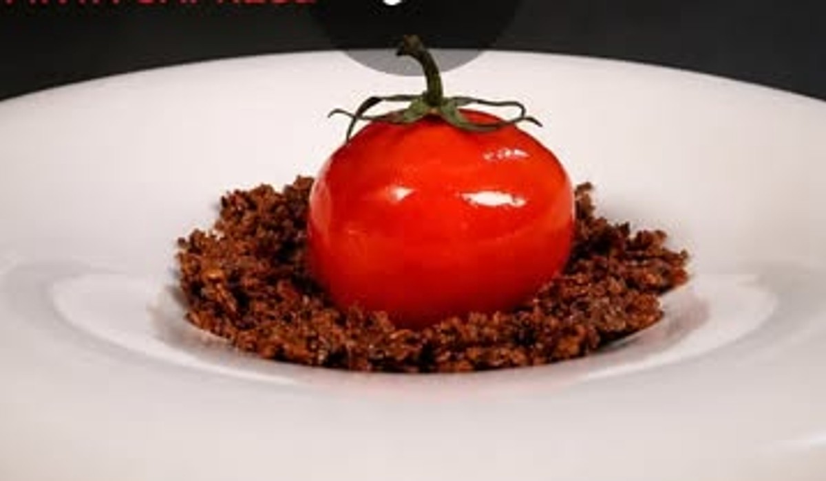 Finto pomodorino di mozzarella e crumble di olive