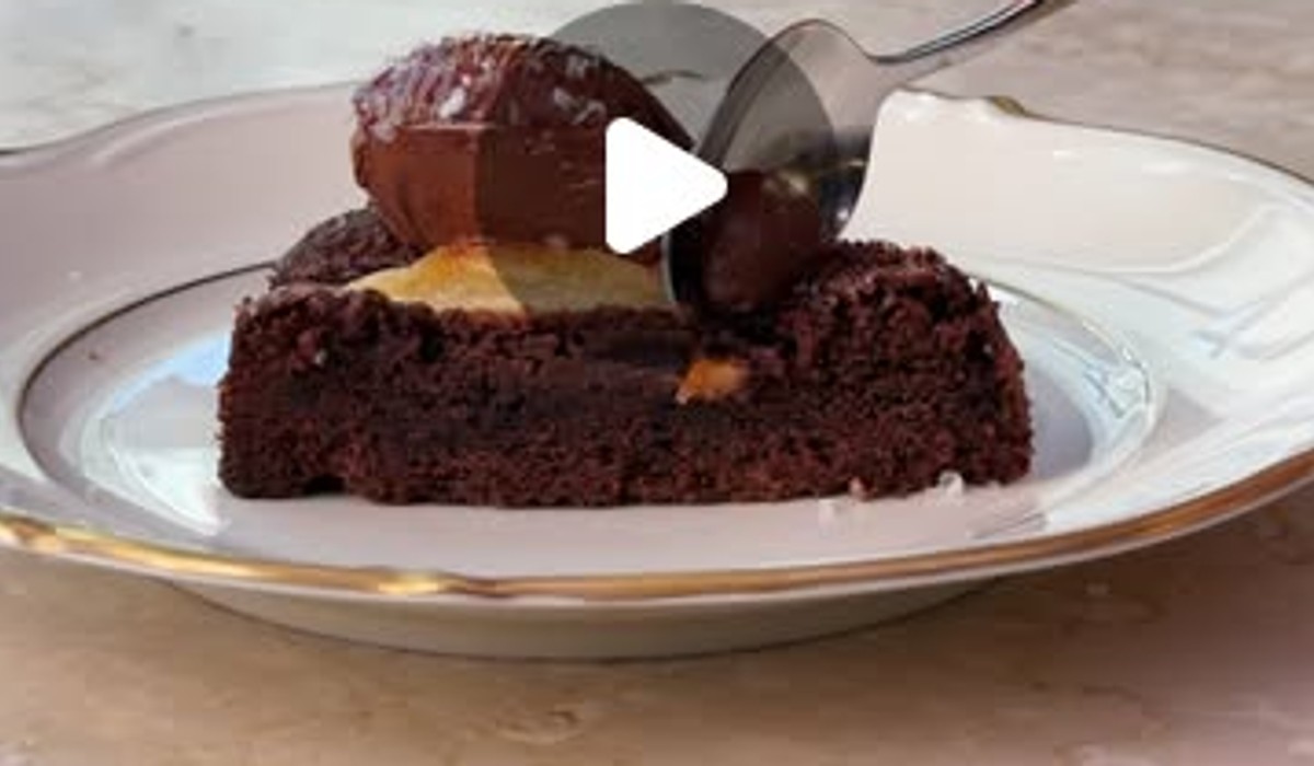 Crostata morbida al cioccolato, pere e ganache