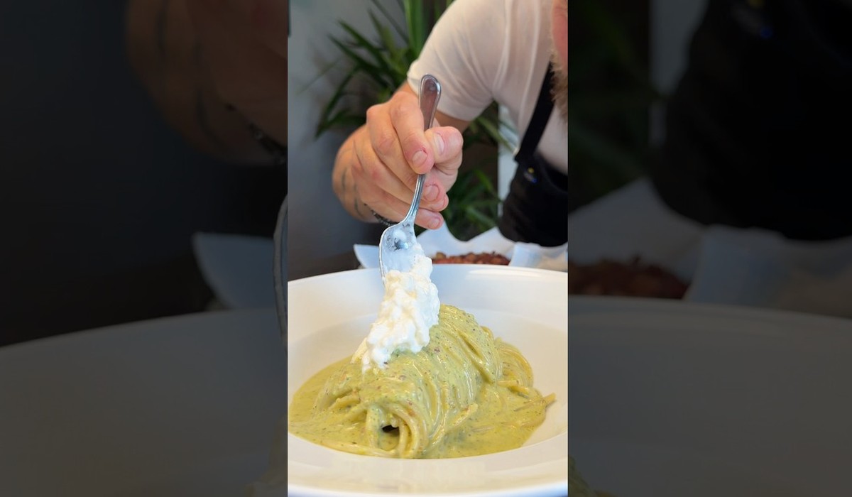 Spaghettone al pesto di pistacchio con stracciatella e pancetta