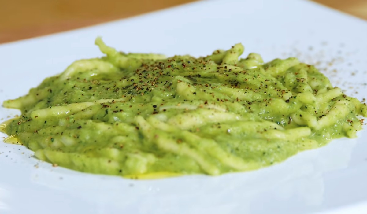 Trofie con crema di broccoli e acciughe
