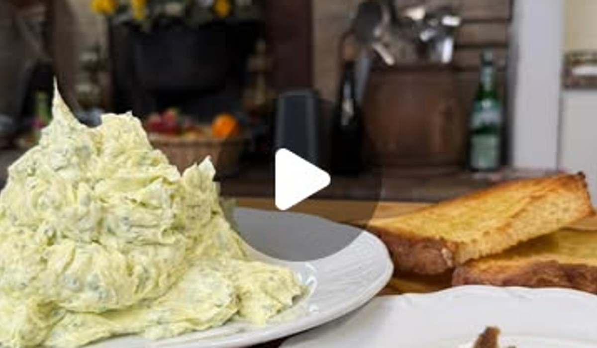 Burro montato al limone candito, aglio dolce e prezzemolo