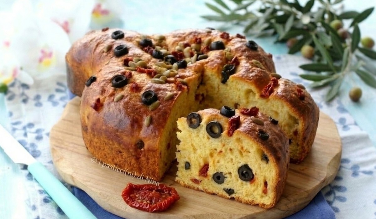 Colomba salata con pomodori secchi e olive